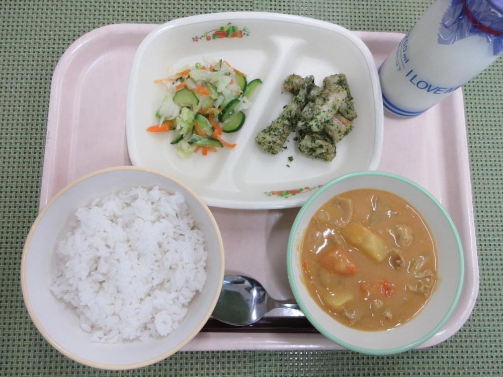 ごはん　牛乳　ポークカレー　ニギスのから揚げ　フレンチサラダ