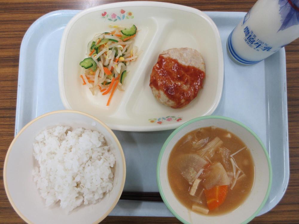 ごはん　牛乳　凍り豆腐のみそ汁　手作りハンバーグ　もやしとコーンのサラダ