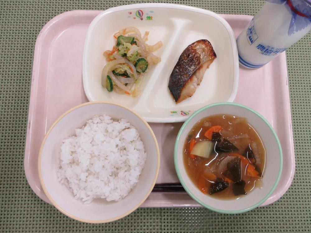 ごはん　牛乳　じゃがいものみそ汁　さごしの幽庵焼き　こんにゃくのごま和え