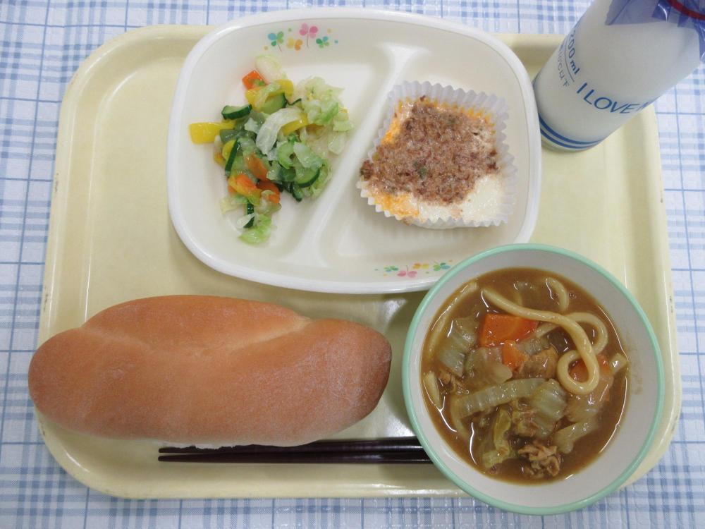 ミニコッペパン　牛乳　カレーうどん　おかかエッグ　こんにゃくサラダ