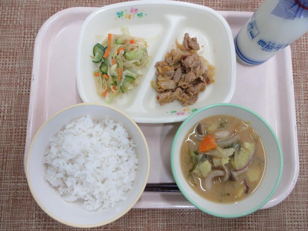 ごはん　牛乳　さつまいもの豆乳みそ汁　肉キャベ　くずきりのサラダ