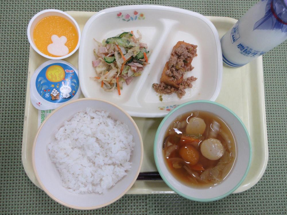 ごはん　牛乳　月見団子汁　絹厚揚げの甘辛だれ　ごま酢あえ　お月見ゼリー