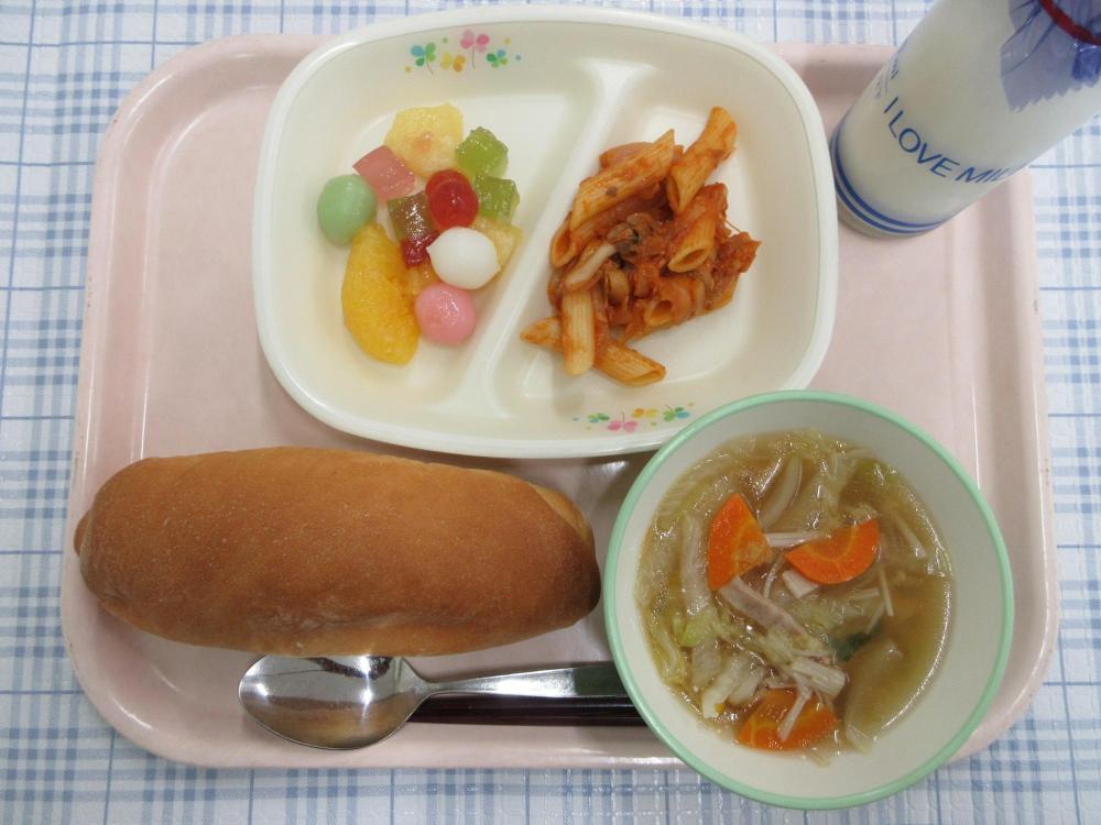 ミニコッペパン　牛乳　白菜とベーコンのスープ　ツナトマトソースペンネ　フルーツ白玉