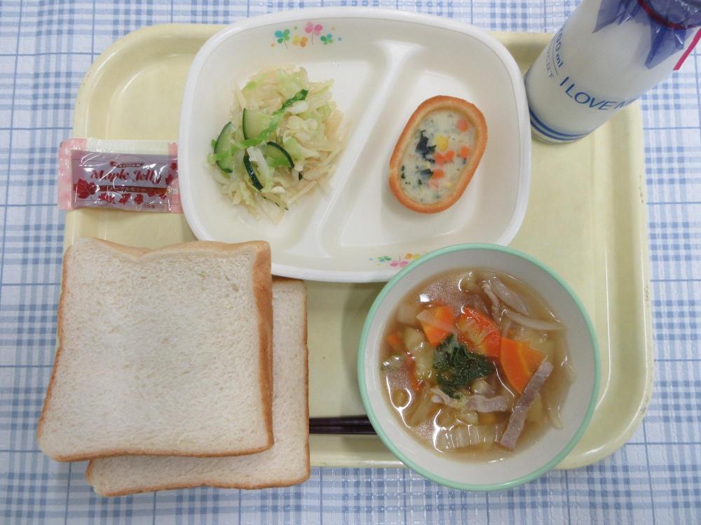食パン　牛乳　野菜スープ　ポテトカップグラタン　グリーンサラダ　メープルジャム