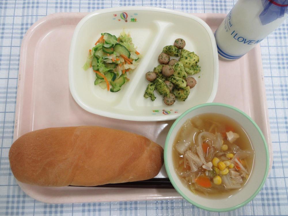 コッペパン　牛乳　白菜とコーンのスープ　ポテトとウィンナーの青のり風味　しょうゆフレンチサラダ