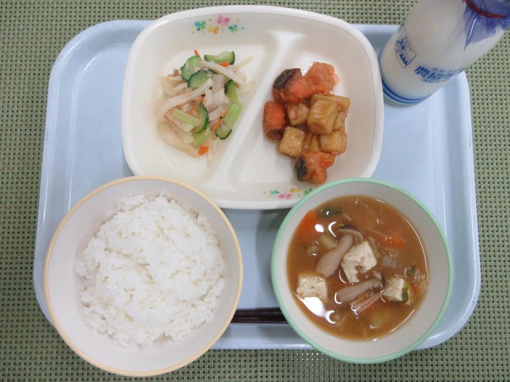 雪白舞　牛乳　秋野菜のきのこ汁　にじますと凍り豆腐の香味あえ　大根のツナサラダ