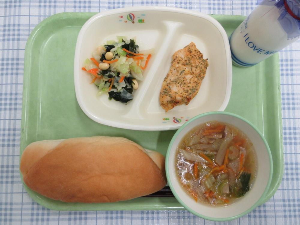 コッペパン　牛乳　ジュリエンヌスープ　チキンのハーブ焼き　大豆とわかめのサラダ