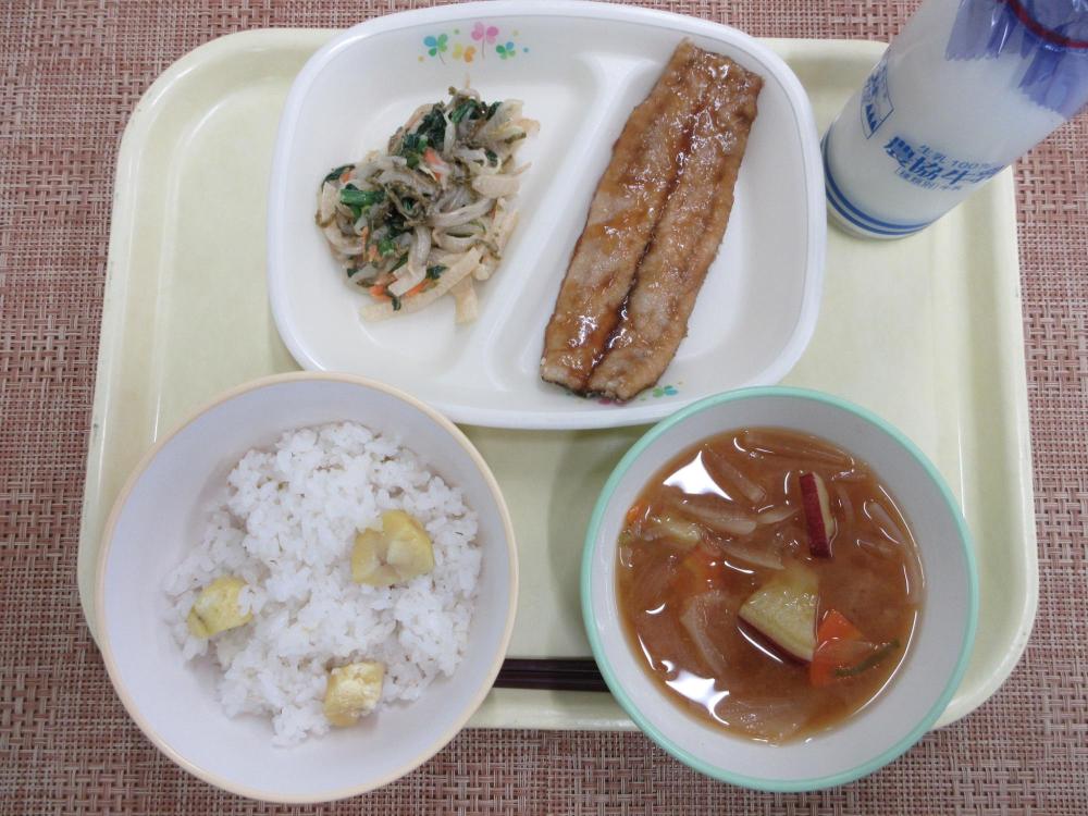 栗ごはん　牛乳　さつま汁　さんまのかば焼き　ポパイサラダ