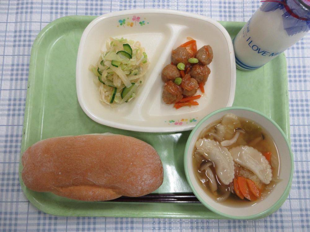 コッペパン　牛乳　ラビオリスープ　ミートボールのケチャップあん　大根サラダ