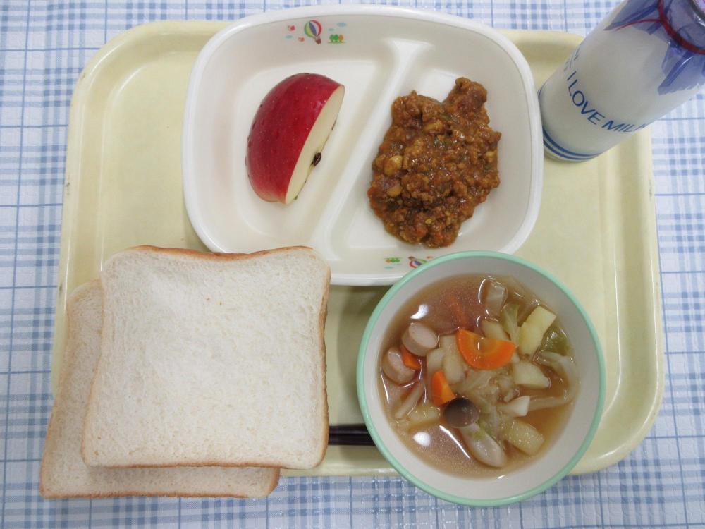 食パン　牛乳　ポトフ　お豆のドライカレー　山ノ内のりんご（シナノスイート）