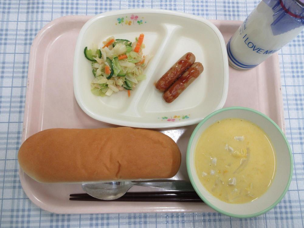 コッペパン　牛乳　かぼちゃポタージュ　焼きウィンナー（2本）　チキンサラダ