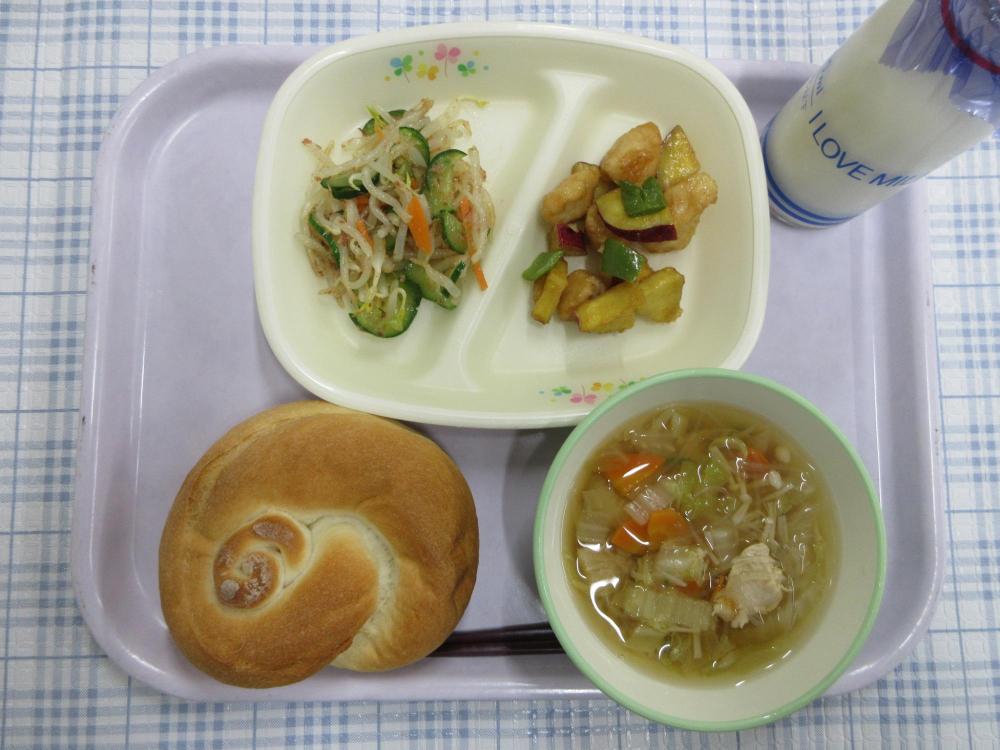 米粉パン　牛乳　ささみと春雨のスープ　さつまいもと鶏肉の甘酢あえ　青菜とツナのサラダ