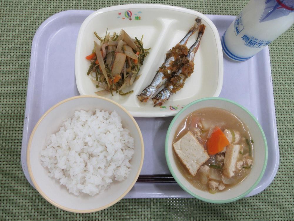ごはん　牛乳　厚揚げのそぼろ汁　ししゃもの南蛮漬け（2尾）　茎わかめの炒め煮