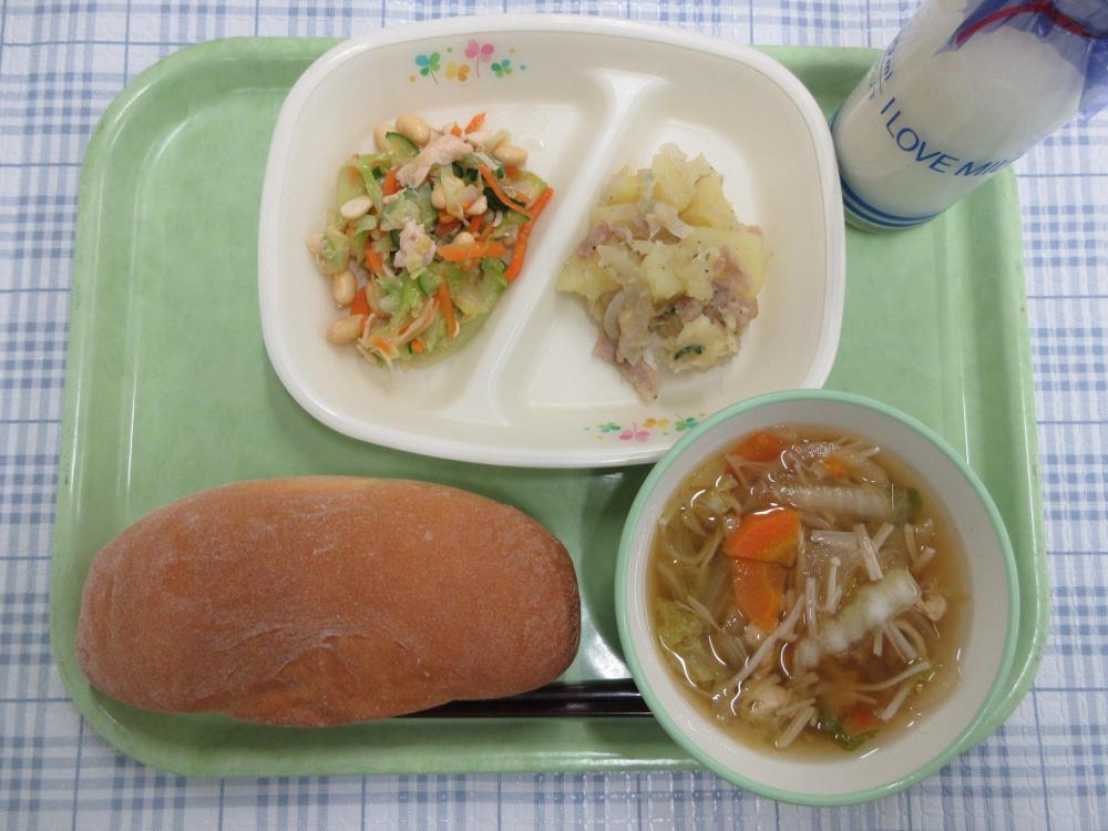 コッペパン　牛乳　鶏肉と白菜のスープ　ジャーマンポテト　大豆のサラダ