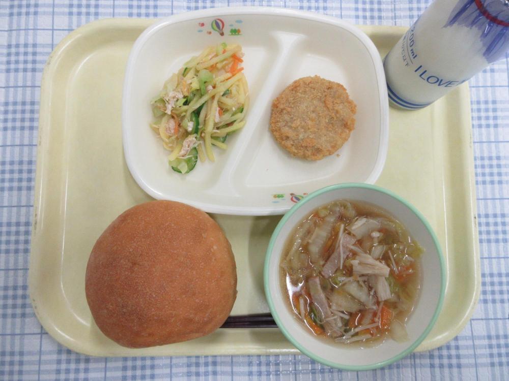 丸パン　牛乳　せん切り野菜のスープ　えのき入りメンチカツ　シャキシャキポテトサラダ
