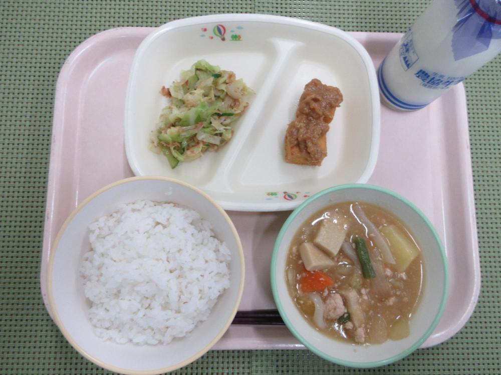 ごはん　牛乳　じゃがいものそぼろ煮　絹厚揚げの甘酒みそだれ　さっぱりたまねぎサラダ