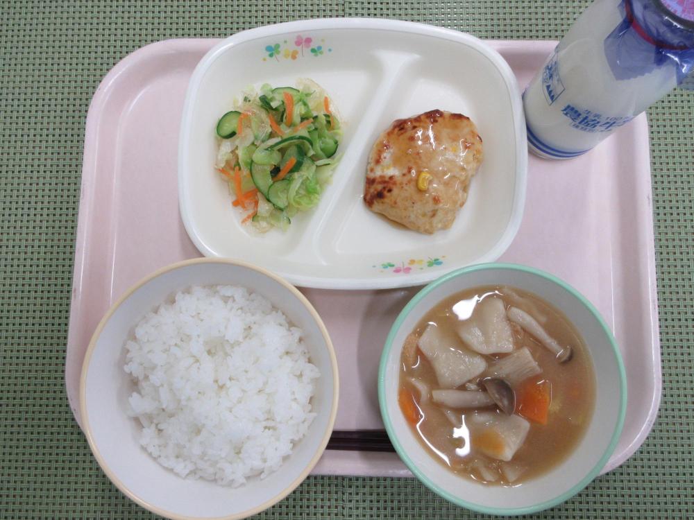 ごはん（雪白舞）　牛乳　きのこ入りすいとん汁　豆腐ナゲット和風ソース　糸寒天のサラダ