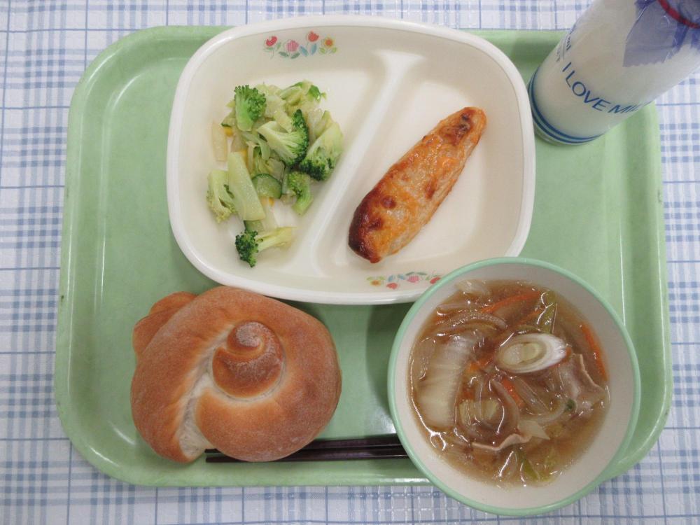米粉パン　牛乳　春雨スープ　かまぼこのオーロラ焼き　ブロッコリーのサラダ