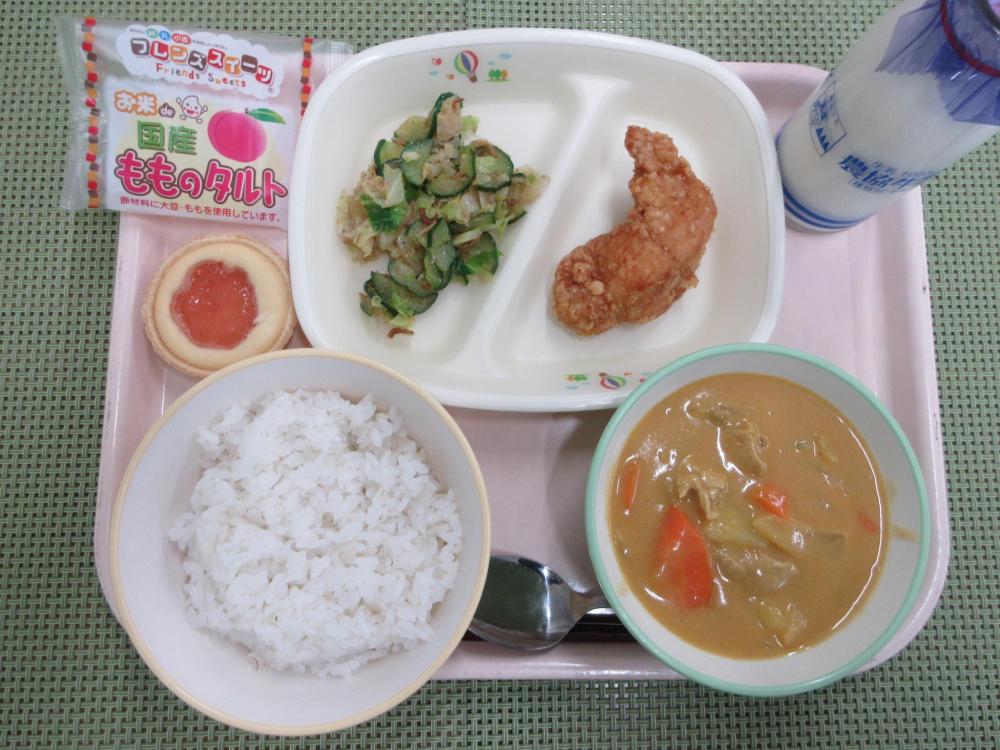ごはん　牛乳　ポークカレー　鶏肉のから揚げ　じゃこサラダ　もものタルト