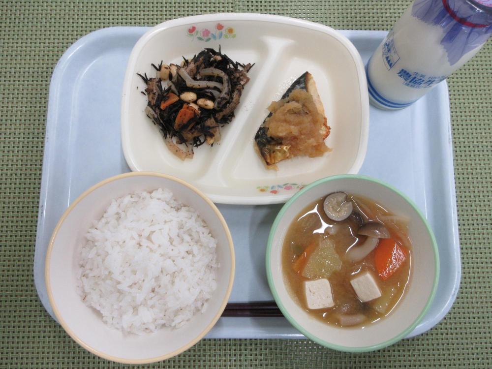 ごはん　牛乳　豆腐のみそ汁　さばのおろしだれ　ひじきと大豆の煮物