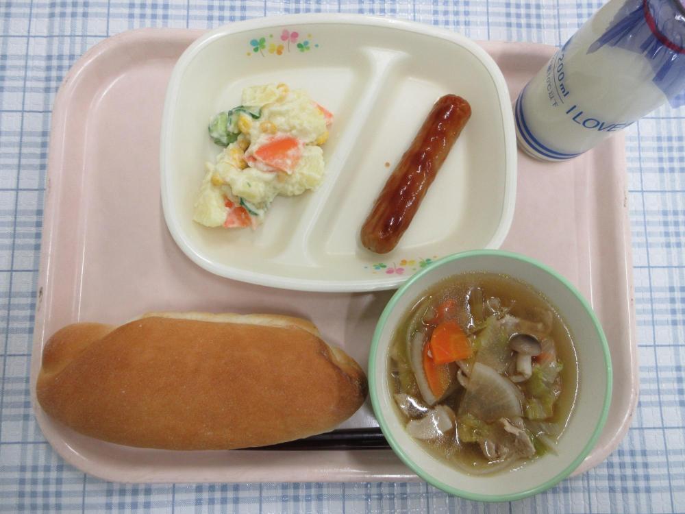 コッペパン　牛乳　たっぷり冬野菜スープ　焼きフランク　ポテトサラダ