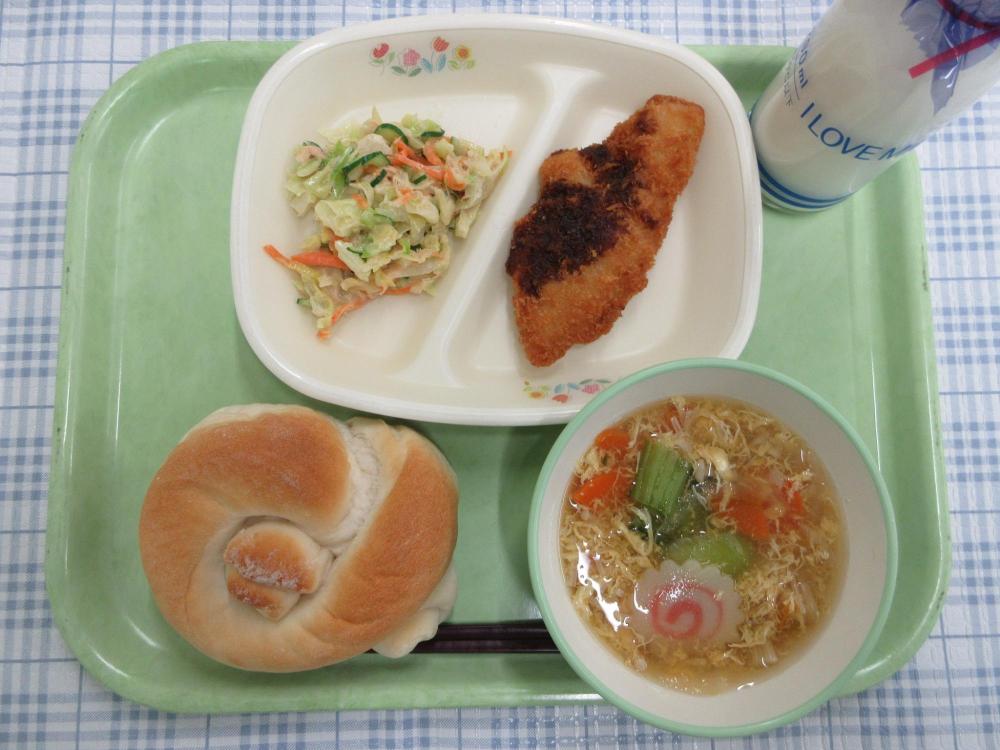 米粉パン　牛乳　卵スープ　こまいのフライ　和風ツナマヨサラダ