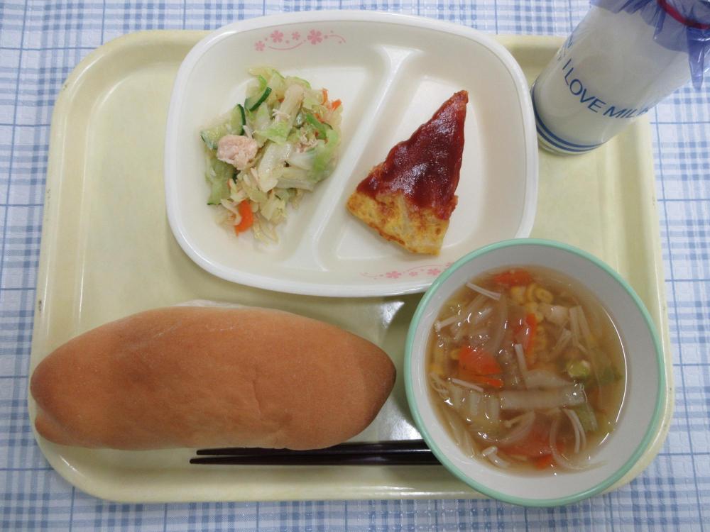 コッペパン　牛乳　白菜とコーンのスープ　ポテト入りオムレツ　チキンサラダ