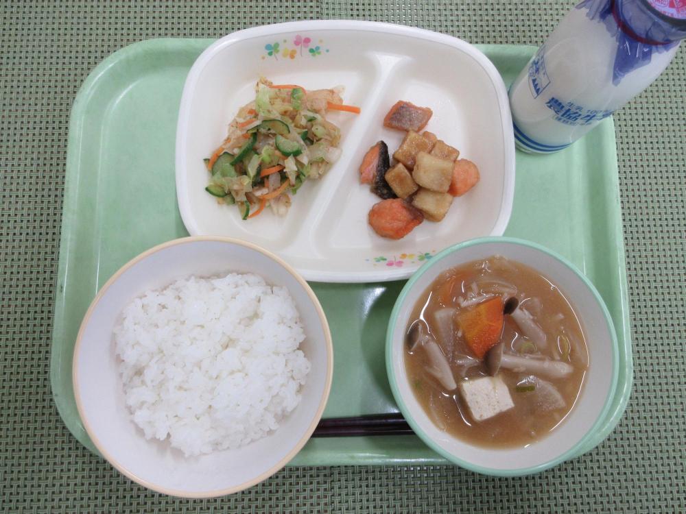 ごはん（雪白舞）　牛乳　きのこ汁　にじますと凍り豆腐のコロコロ揚げ　大根の和風サラダ