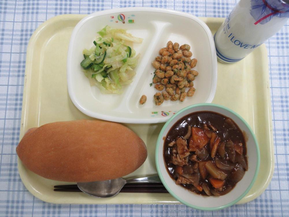 コッペパン　牛乳　ブラウンシチュー　フライビーンズ　グリーンサラダ