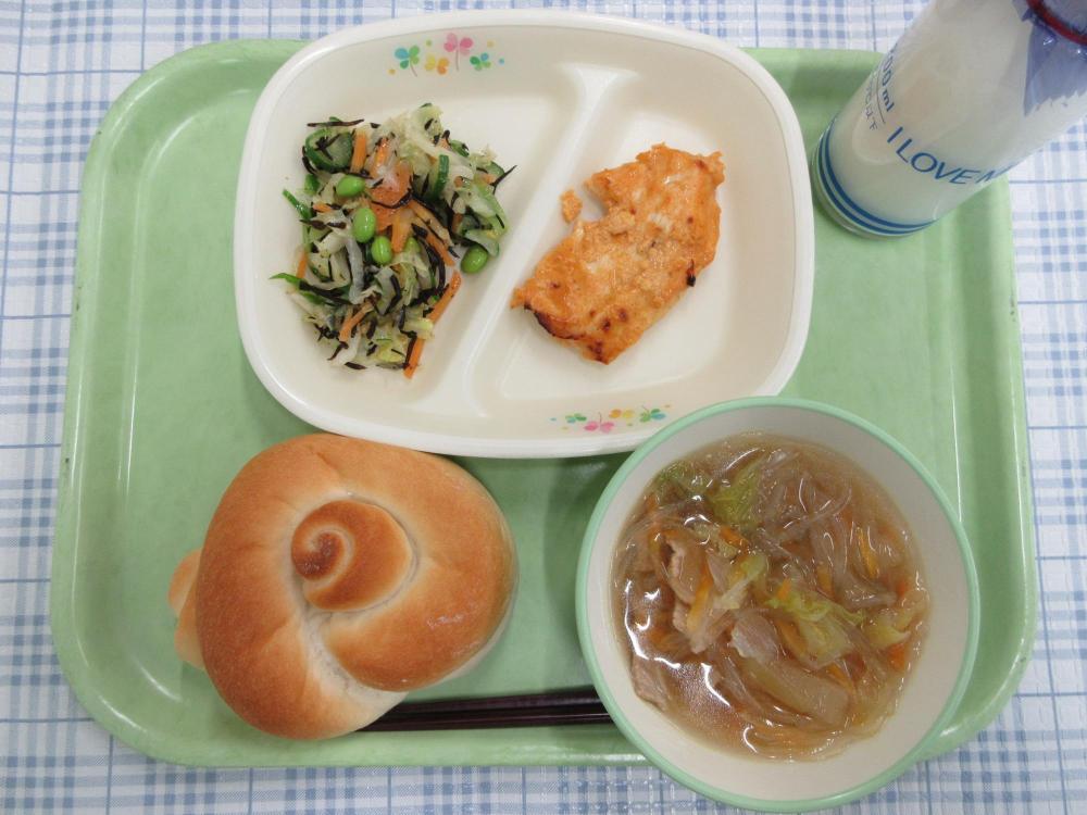 米粉パン　牛乳　春雨スープ　鶏肉のカレーマヨ焼き　ひじきと枝豆のサラダ