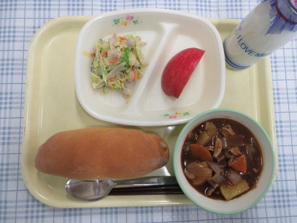 コッペパン　牛乳　ブラウンシチュー　ツナとごぼうのサラダ　山ノ内のりんご（ふじ）