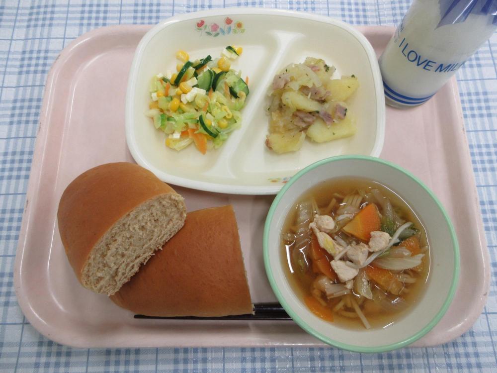 黒糖パン　牛乳　鶏肉と白菜のスープ　ジャーマンポテト　チーズとコーンのサラダ