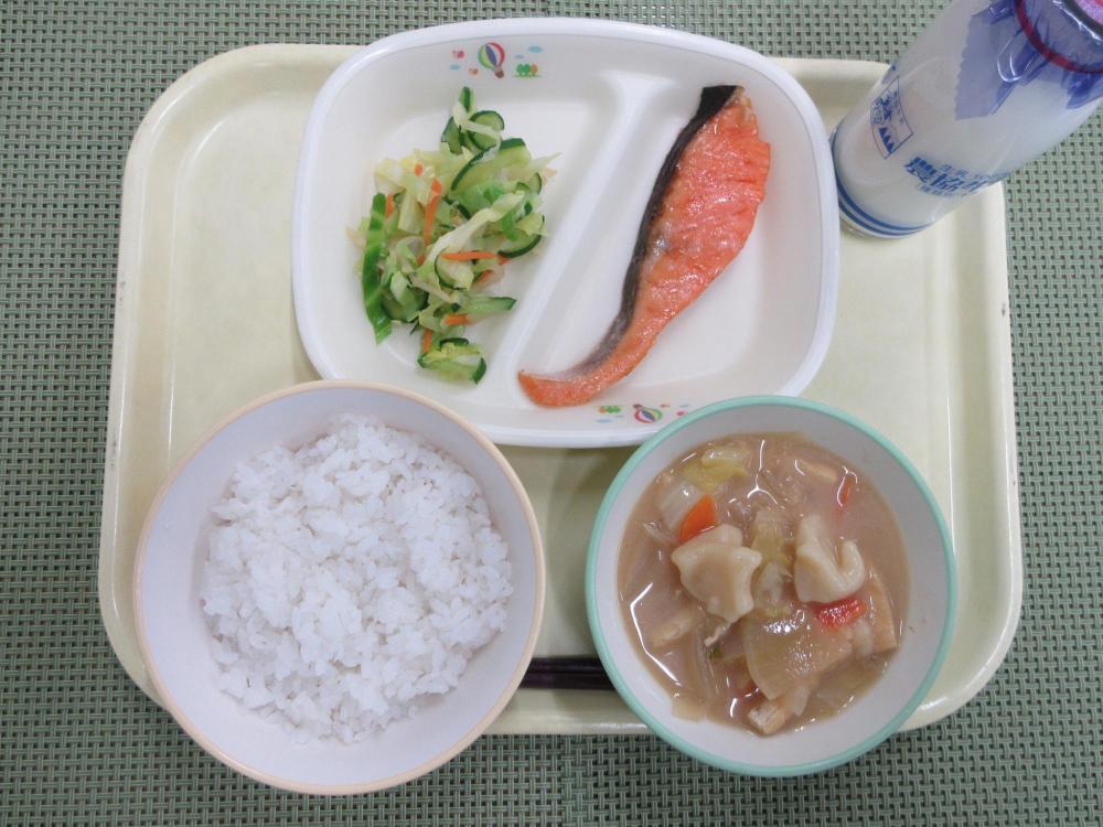 ごはん　牛乳　すいとん汁　鮭の塩焼き　たくあん漬けあえ