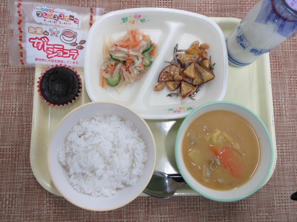 ごはん　牛乳　ポークカレー　大豆とさつまいものカリカリ揚げ　ツナサラダ　ガトーショコラ