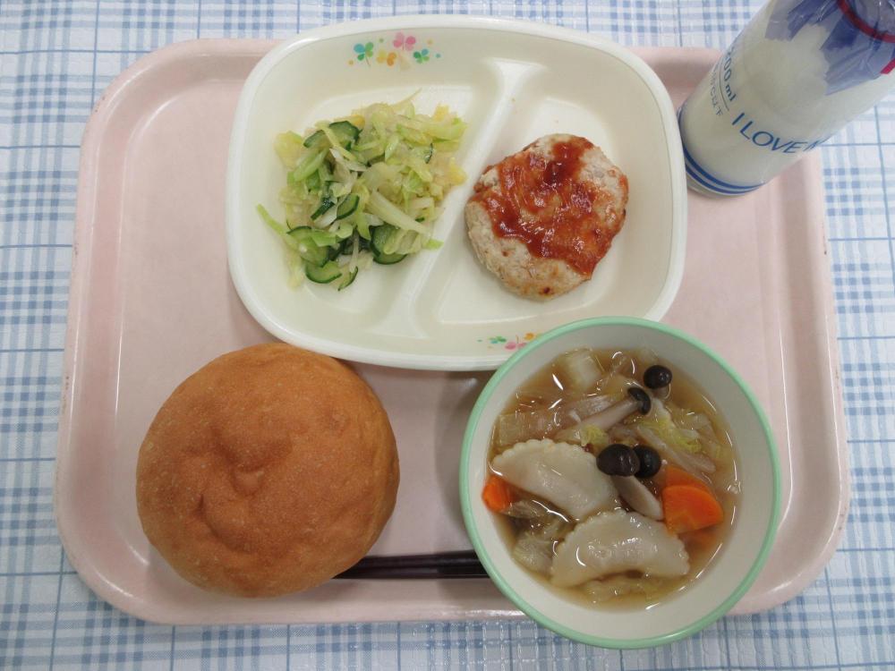 丸パン　牛乳　ラビオリスープ　手作りハンバーグ　グリーンサラダ