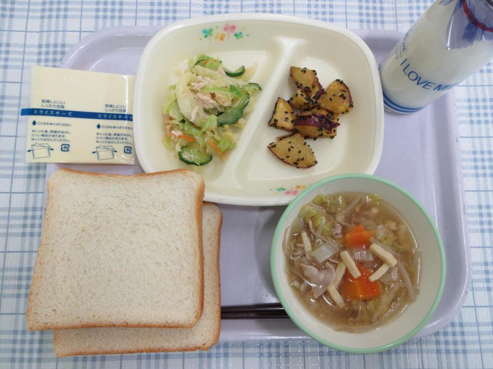 食パン　牛乳　凍り豆腐のスープ　大学いも　チキンサラダ　スライスチーズ