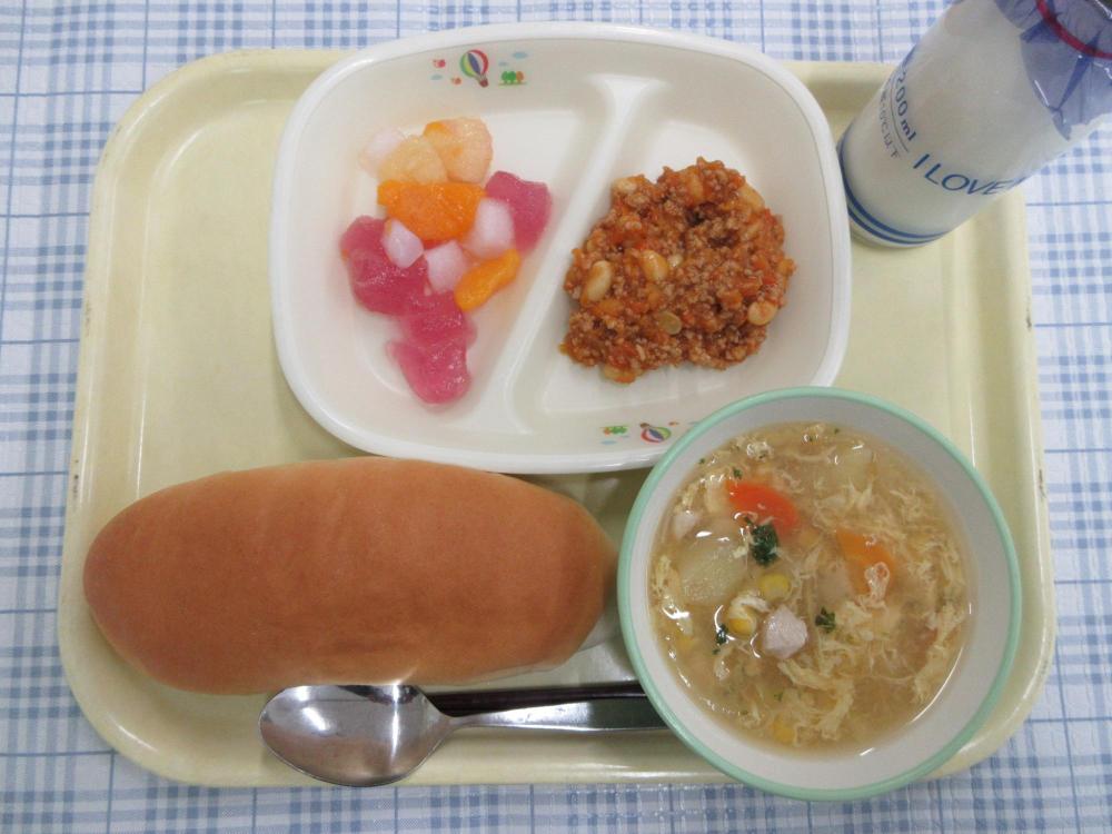 コッペパン　牛乳　洋風かきたまスープ　チリコンカン　クラッシュゼリー