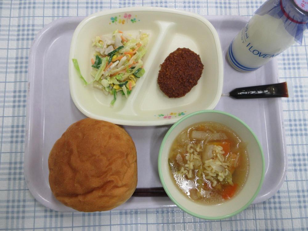 丸パン　牛乳　ABCスープ　焼きキャベツメンチカツ　れんこんサラダ、コーヒー牛乳の素