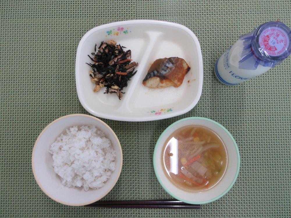 ごはん　牛乳　野菜のコンソメスープ　さばのみそだれ　ひじきの炒め煮