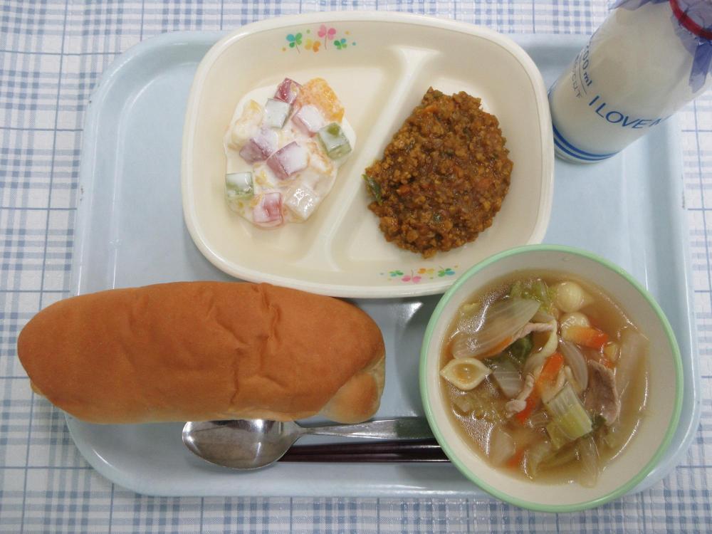 コッペパン　牛乳　マカロニスープ　キーマカレー　フルーツヨーグルトあえ