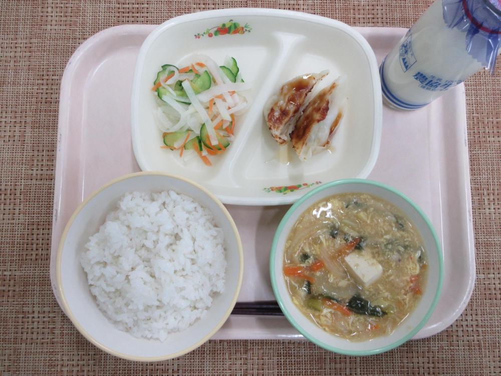 ごはん　牛乳　サンラータン　蒸しぎょうざ（2個）　大根サラダ