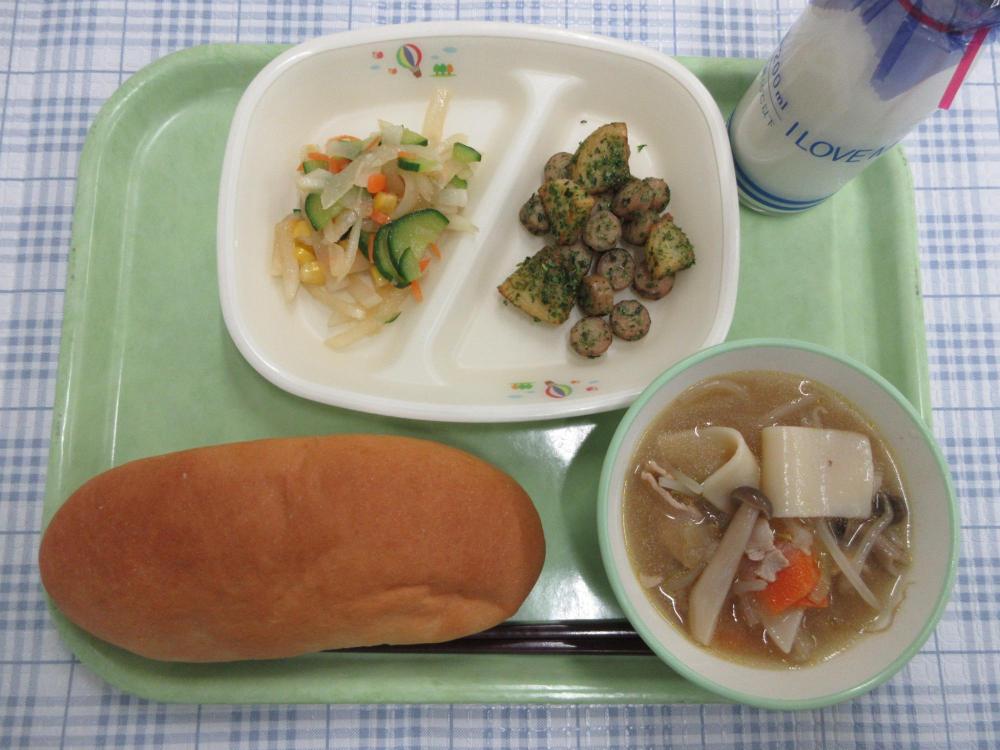 コッペパン　牛乳　ワンタンスープ　ポテトとウインナーの青のり風味　大コーンサラダ