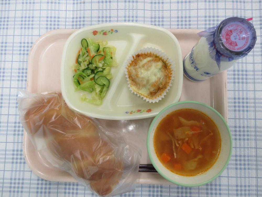 ねじりパン　牛乳　ミネストローネ　ツナのチーズ焼き　しょうゆフレンチサラダ