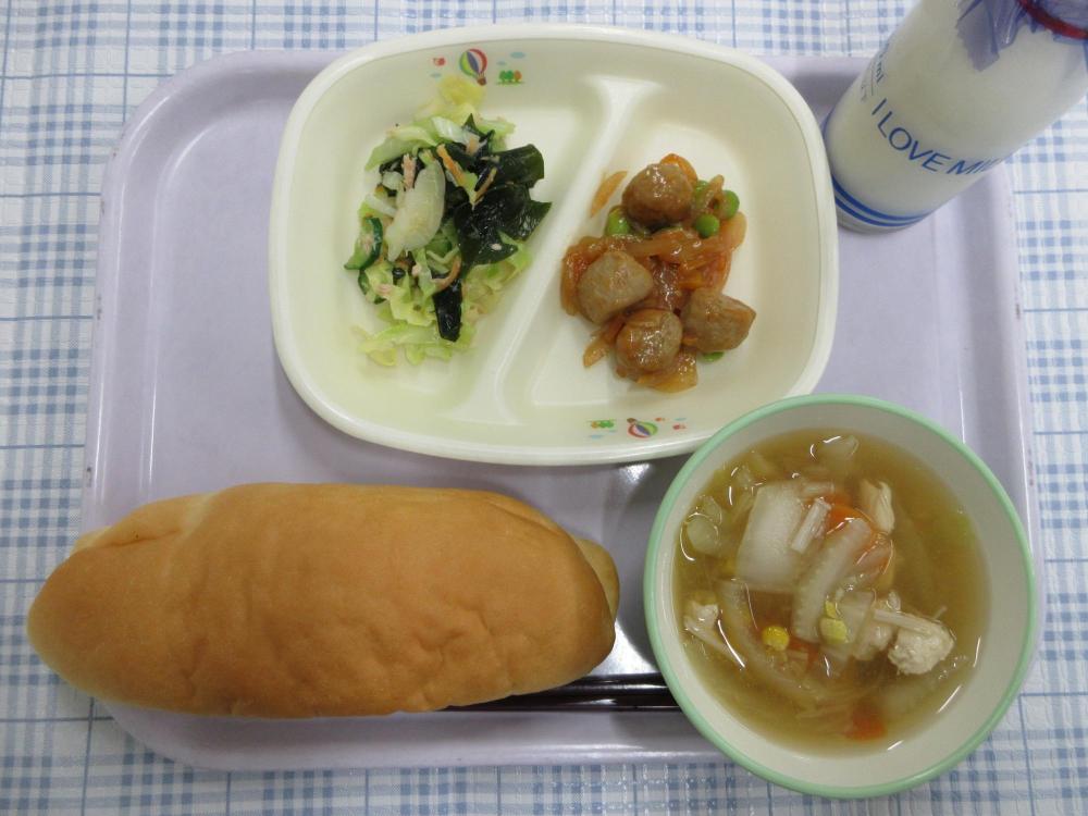 コッペパン　牛乳　白菜とコーンのスープ　ミートボールのケチャップあん　わかめサラダ