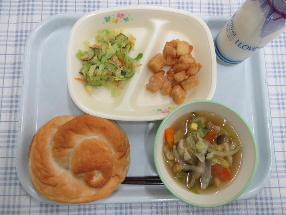 米粉パン　牛乳　キャベツときのこのスープ　鶏肉と凍り豆腐のレモンあえ　ツナサラダ