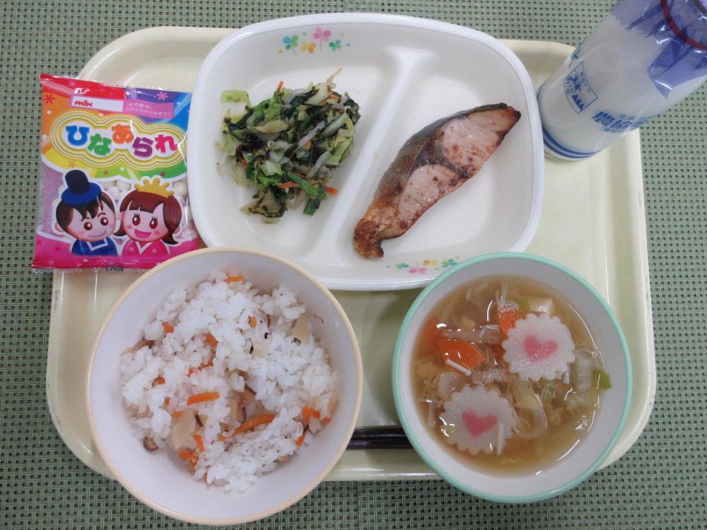 ちらし寿司　牛乳　なるとのおすいもの　いなだの紀州焼き　磯香あえ　ひなあられ