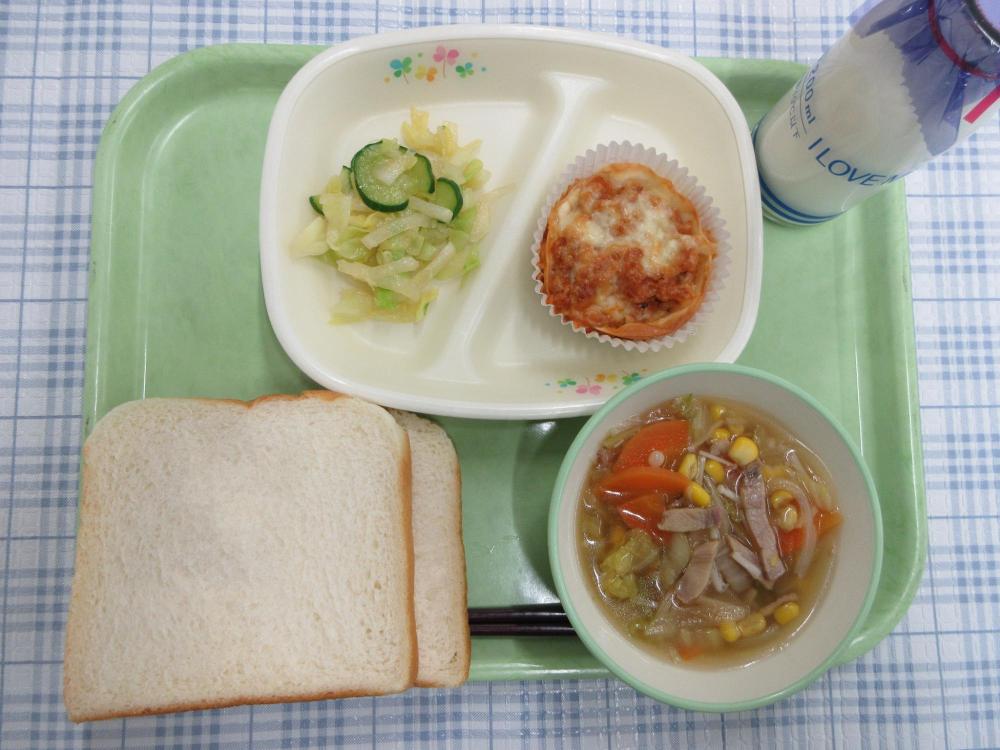 食パン　牛乳　白菜とベーコンのスープ　手作りラザニア　グリーンサラダ