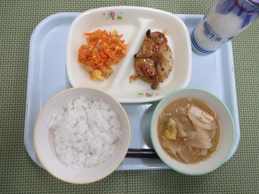 ごはん　牛乳　季節野菜のみそ汁　豆腐ハンバーグきのこソース　にんじんしりしり