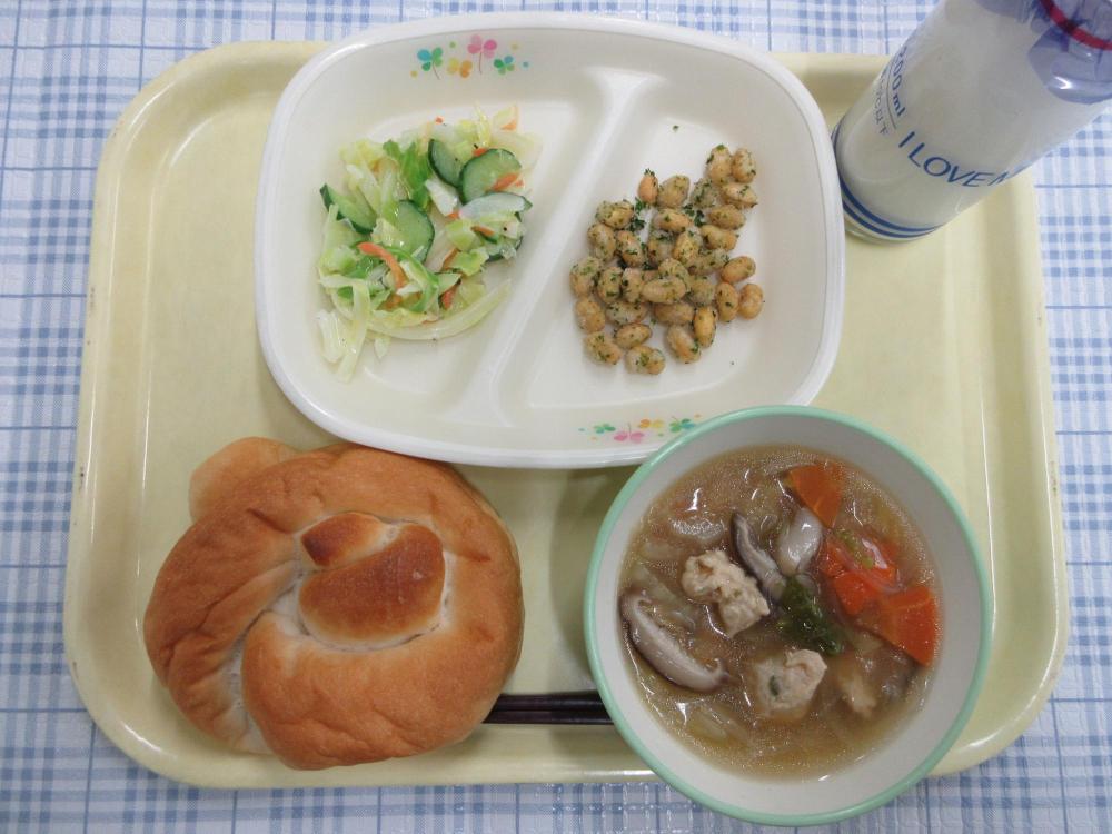米粉パン　牛乳　肉だんごと春雨スープ　フライビーンズ　コールスローサラダ