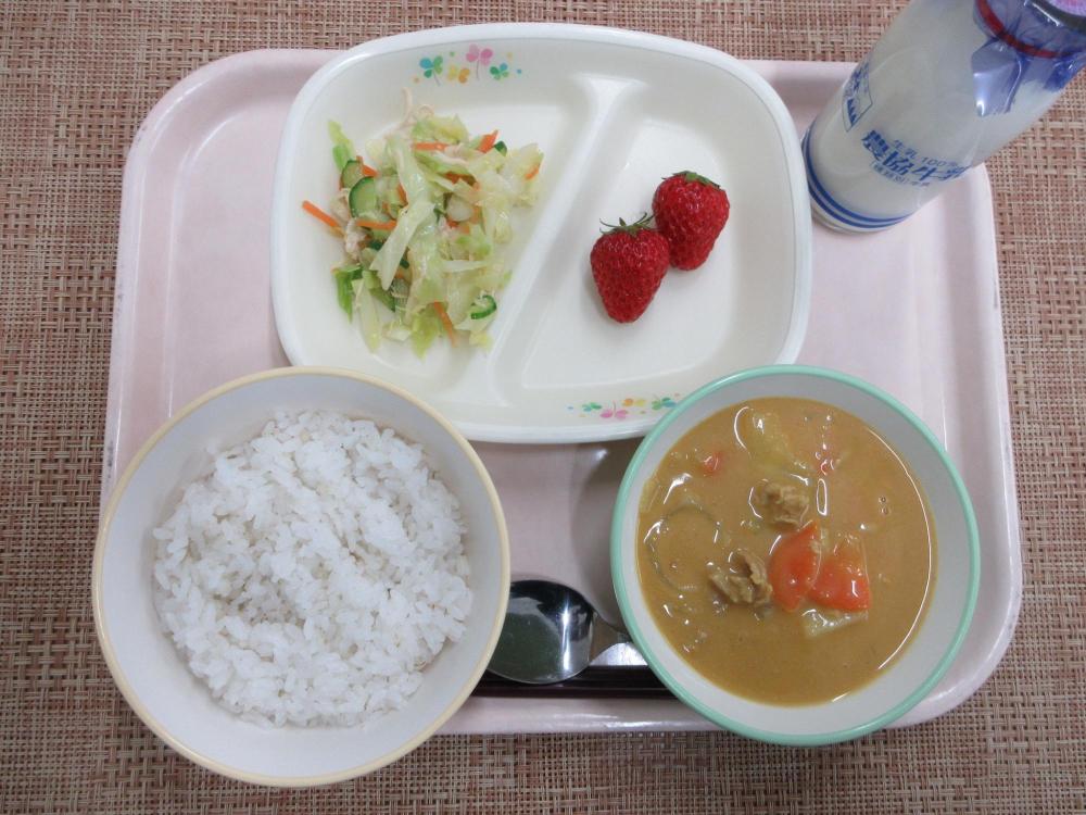 ごはん　牛乳　ポークカレー　チキンサラダ　いちご（2個）